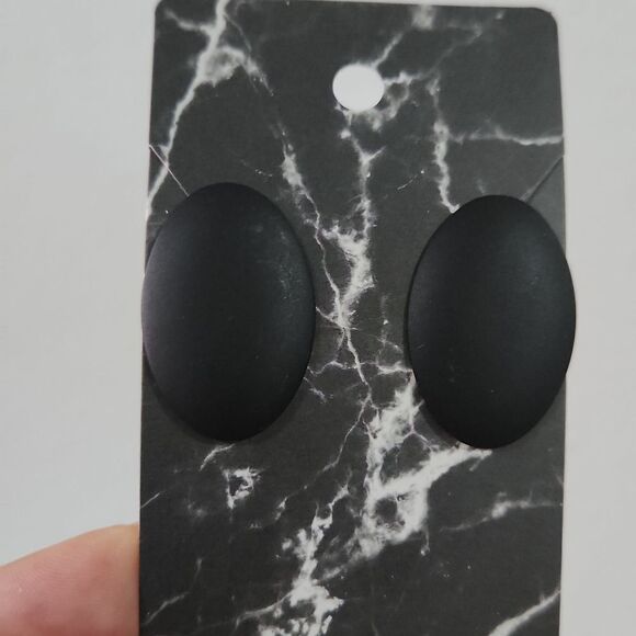 🦉 Black oval post back earrings - Picture 1 of 4